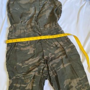 Camouflage romper with pockets medium